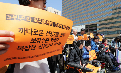 지난 12일 서울 광화문 광장에서 증평 모녀 죽음 추모 및 빈곤과 복지의 근본적 문제 해결을 요구하는 시민단체들의 기자회견이 열리고 있다. /연합뉴스
